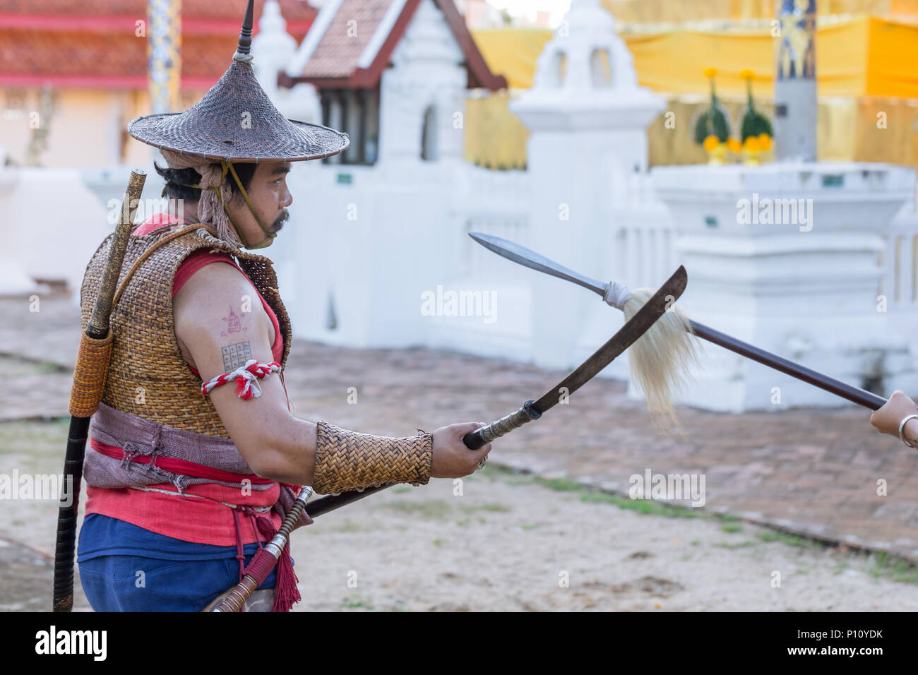 Thai antico guerriero swordsmanship azione e combattimenti con la spada, con la lancia arma in Northern Lanna della cultura e delle arti mostra in 14 Gennaio 2017 Lampang Thai Foto Stock