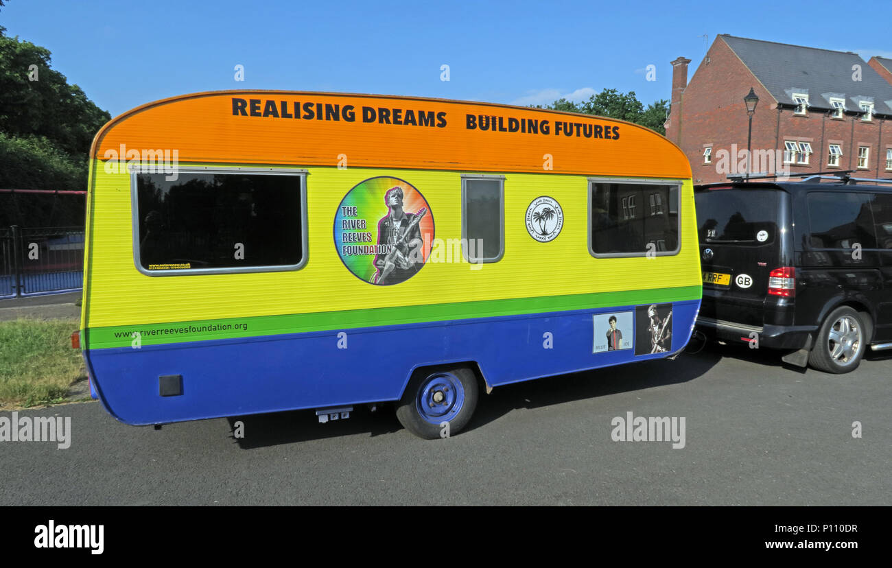 River Reeves Foundation Caravan, Grappenhall Heys, Warrington, Cheshire, Inghilterra, Regno Unito - The Gateway, Warrington, WA1 1SR Foto Stock