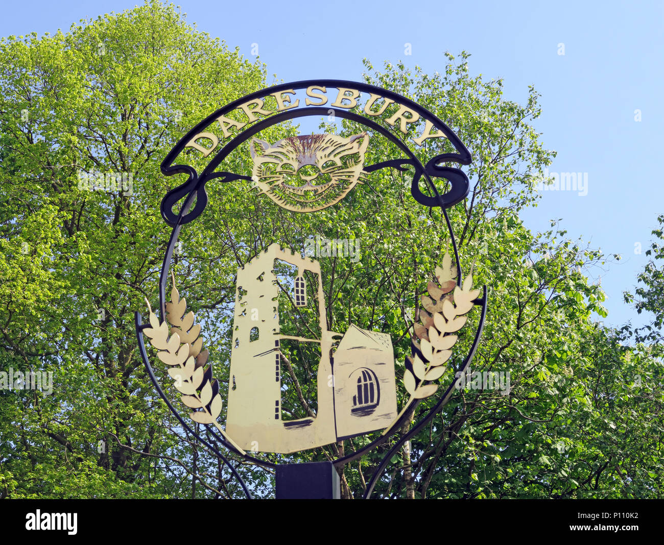 Benvenuto a Daresbury Village Cheshire segno, con Cheshire cat e chiesa parrocchiale di tutti i santi, (con un Lewis Carroll finestra), Warrington, England, Regno Unito Foto Stock