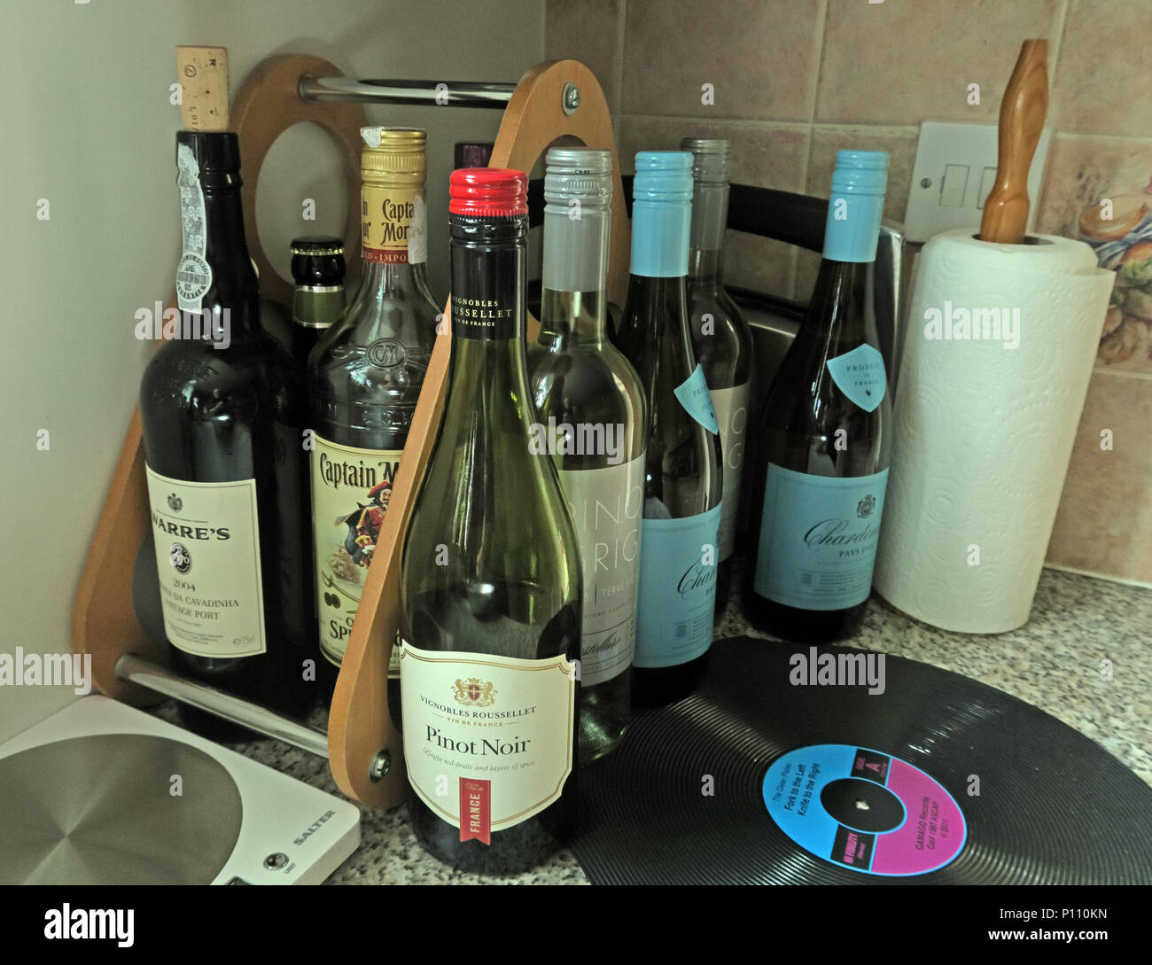 Epidemia di bere troppi alcoolici a casa, vino birra, rum,porto Foto Stock