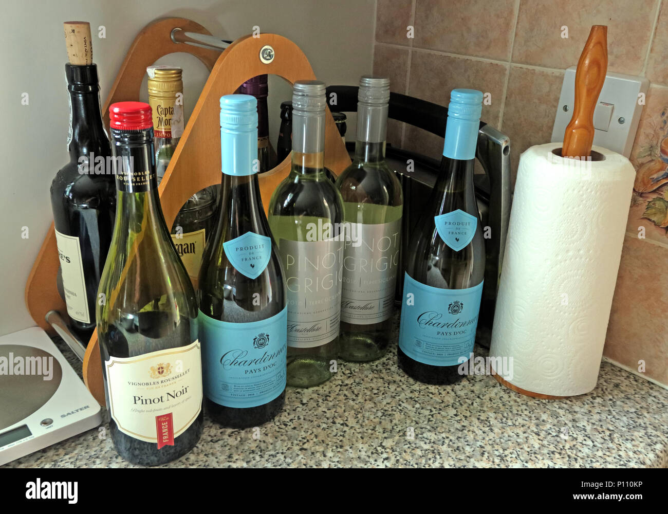 Epidemia di bere troppi alcoolici a casa, vino birra, rum,porto Foto Stock