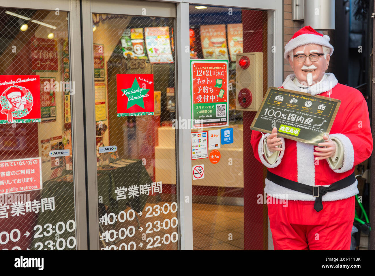 Il Kentucky Fried Chicken o KFC in Giappone una decorazione in Santa causa in Inverno stagione di natale la promozione A OSAKA, GIAPPONE 6 dicembre 2017. Foto Stock