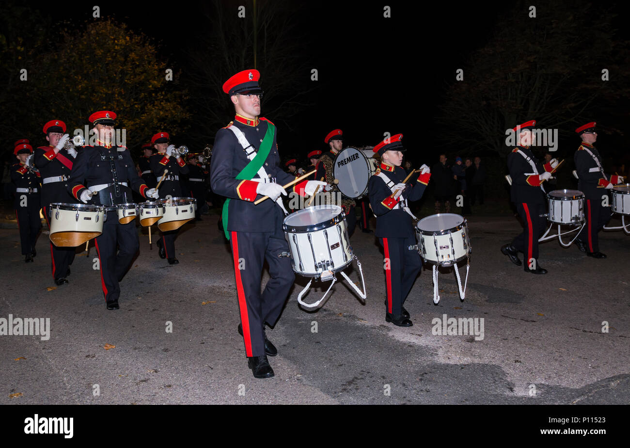 Una banda in uniforme marciando in una processione mentre suona tamburi a Guy Fawkes evento in Littlehampton, West Sussex, in Inghilterra, Regno Unito. Foto Stock