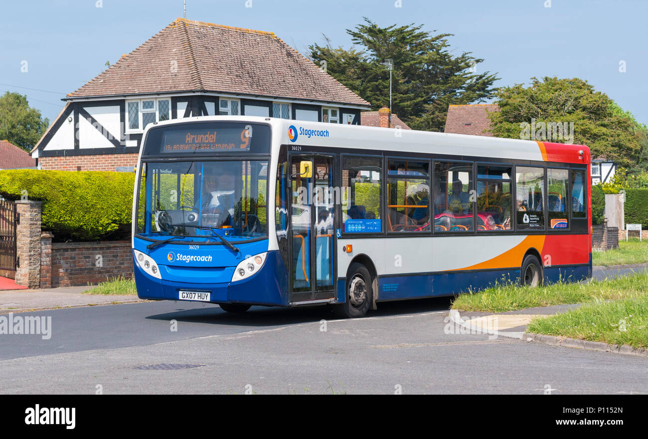Numero 9 Stagecoach ponte singolo bus in una zona residenziale di Littlehampton, West Sussex, in Inghilterra, Regno Unito. Foto Stock