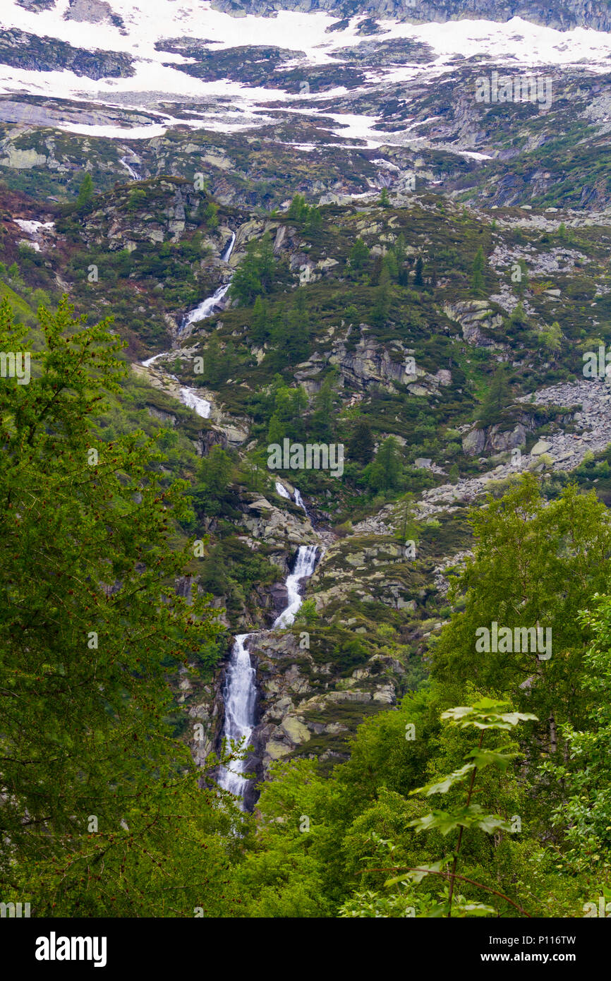 Piccolo, grazioso cascate nascoste assorbita nella selvaggia natura della montagna Foto Stock