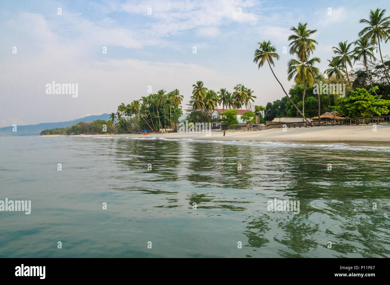 Acqua calma, palme e la spiaggia di sabbia bianca sulla spiaggia Tokeh, a sud di Freetown, Sierra Leone, Africa Foto Stock