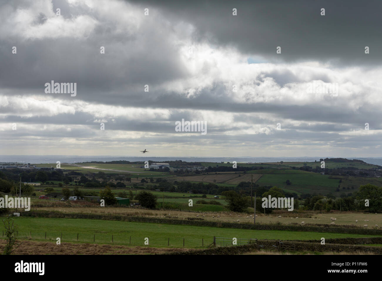 Piano di decollare dal aeroporto Leeds-Bradford voce in una tempesta Foto Stock