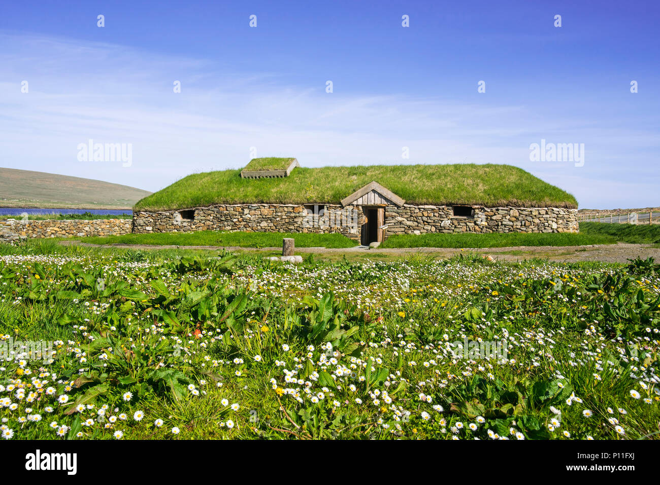 Replica di Norse Viking longhouse a Brookpoint, Unst, isole Shetland, Scotland, Regno Unito Foto Stock