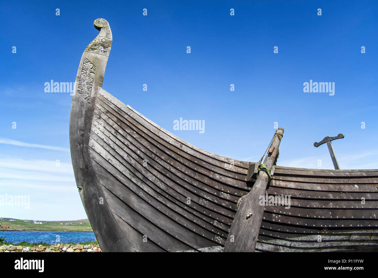 Remo dello sterzo a poppa di Skidbladner, full size replica della nave di Gokstad a Brookpoint, Unst, isole Shetland, Scotland, Regno Unito Foto Stock