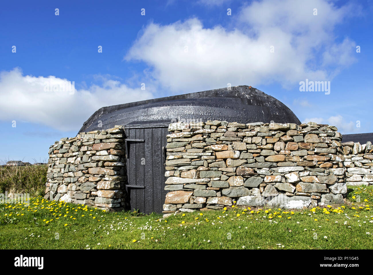 Barca-tettoie a Croft House Museum / Museo Crofthouse, restaurato di paglia cottage a Boddam, Dunrossness, isole Shetland, Scotland, Regno Unito Foto Stock