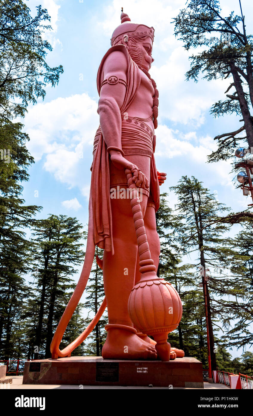 Signore Hanuman statua nel Tempio Jakhu situato nella bellissima città di Shimla, Himachal Pradesh, India. Testo Hindi significato ' Ave Signore Ram'. Foto Stock