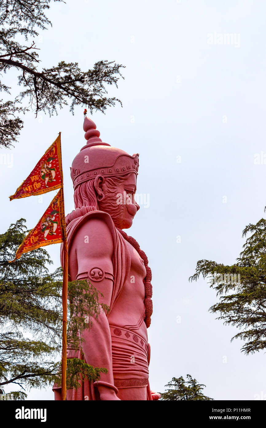 Signore Hanuman statua nel Tempio Jakhu situato nella bellissima città di Shimla, Himachal Pradesh, India. Testo Hindi significato ' Ave Signore Ram'. Foto Stock