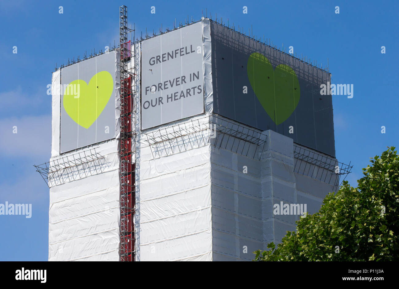 Grenfell Tower dove almeno 72 persone sono morte dopo un incendio scoppiato il 14 giugno 2017 nel Nord di Kensington con lo slogan "per sempre nei nostri cuori". Foto Stock