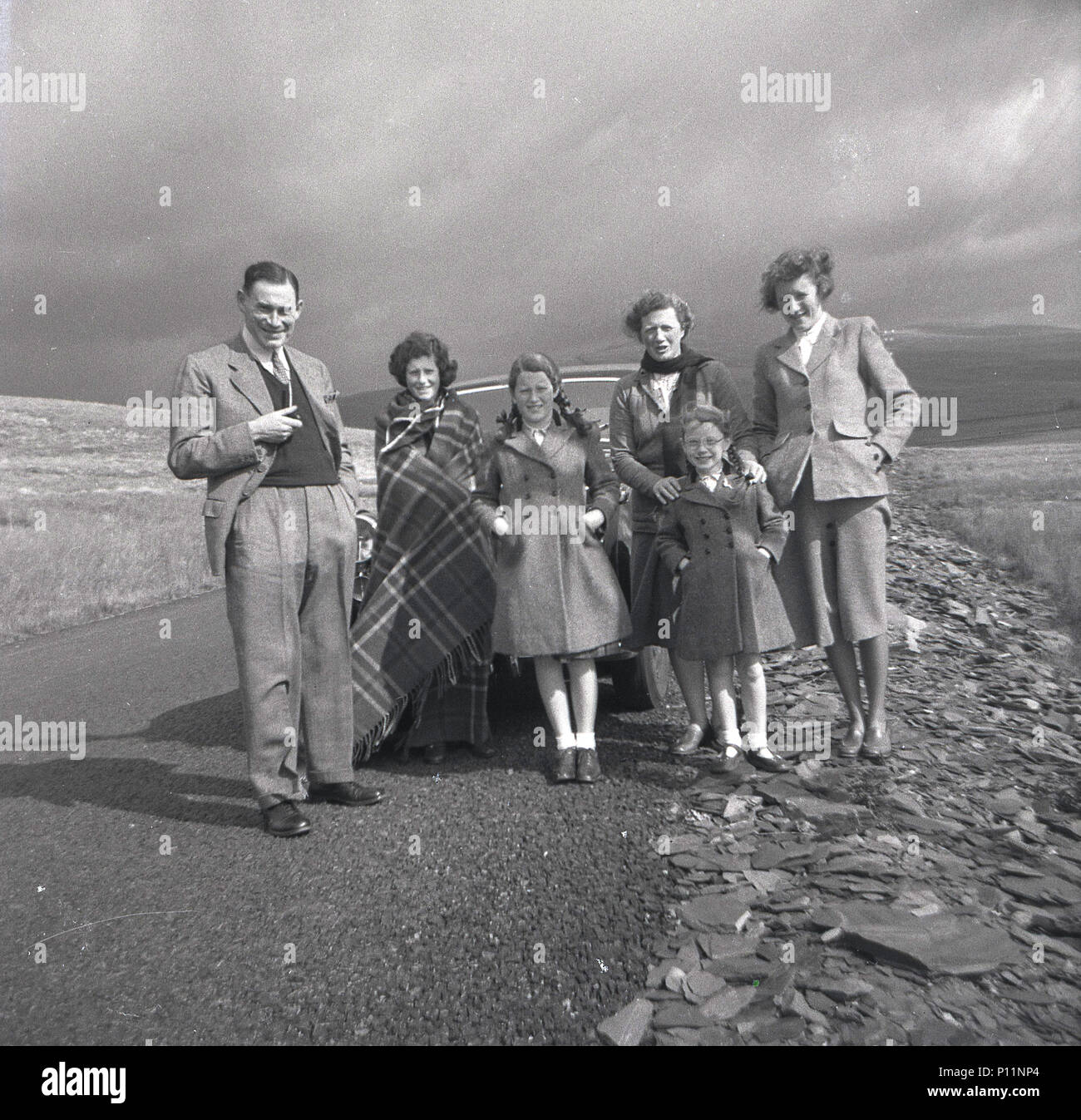 1950, storico, famiglia foto di gruppo in un viaggio verso le Highlands della Scozia. Foto Stock