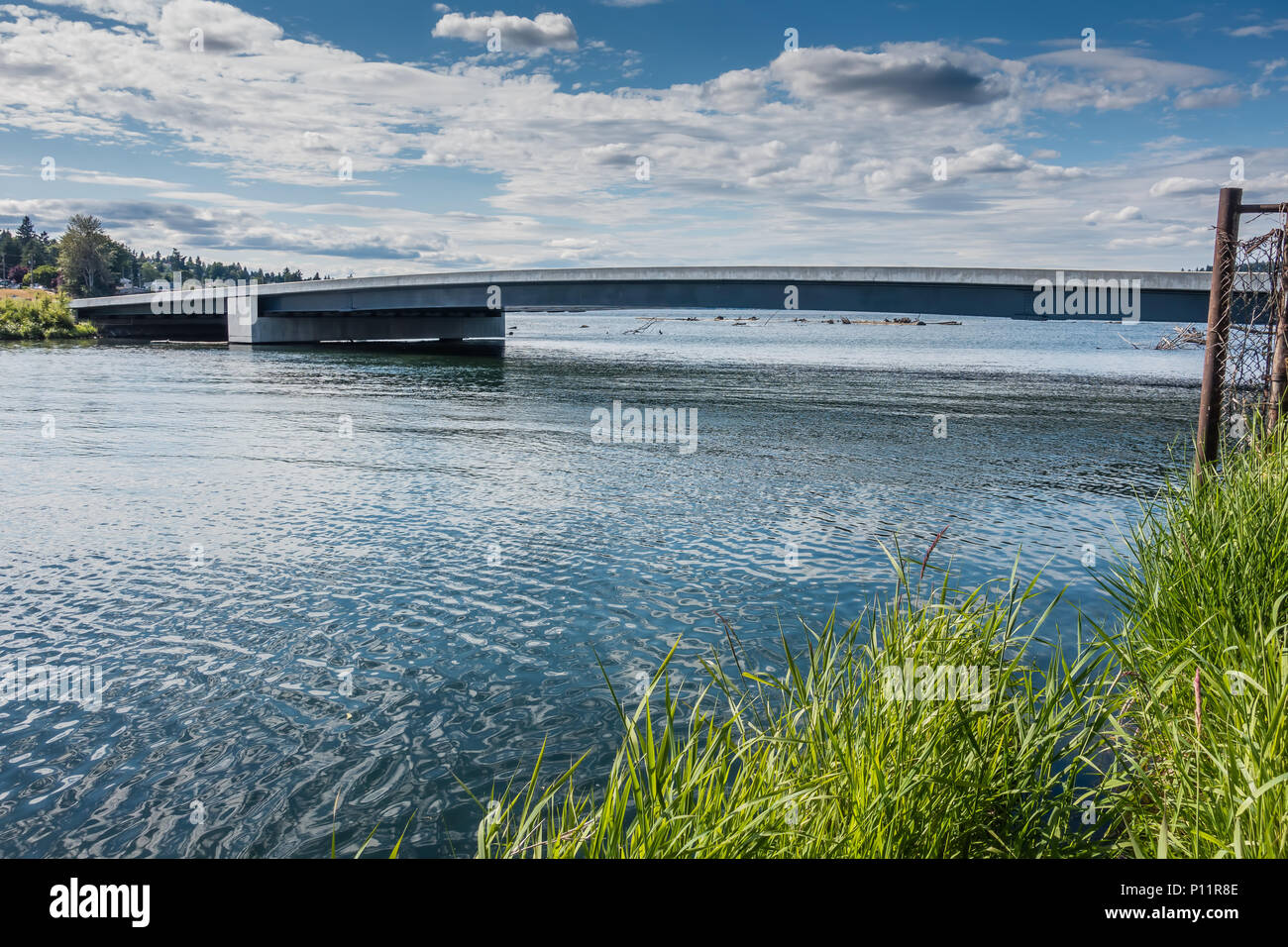 Una vista di un semplice ponte di cemento di Renton, Washington. Foto Stock