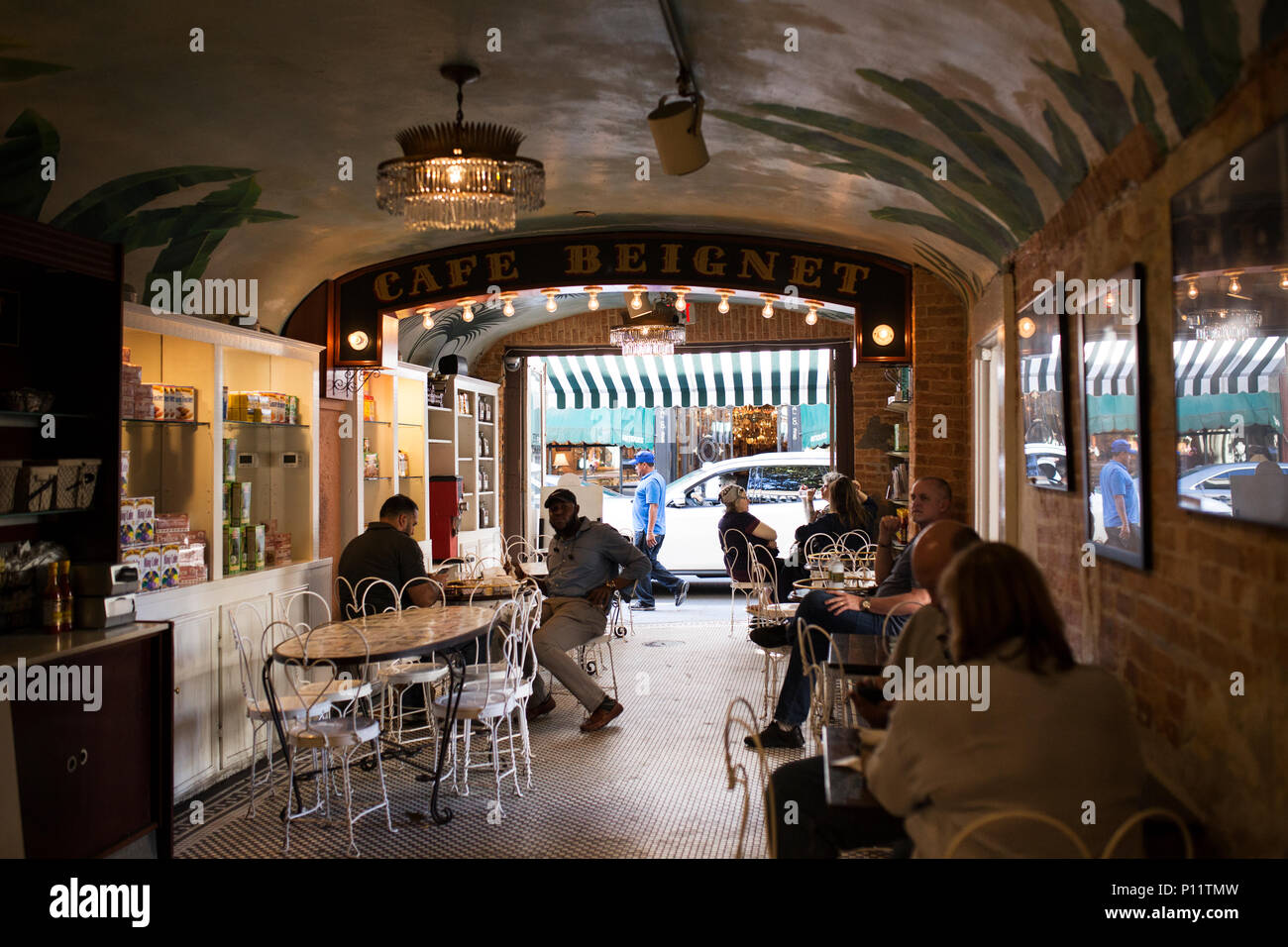 Il famoso Cafe Beignet sulla Royal Street a New Orleans, Louisiana. Foto Stock