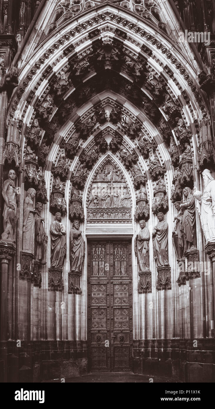 Il portale nord della facciata ovest presso la cattedrale di Colonia è  chiamato anche il "Portale dei tre re' o 'Magi portal'. Il timpano sopra la  porta mostra nella sezione inferiore dei