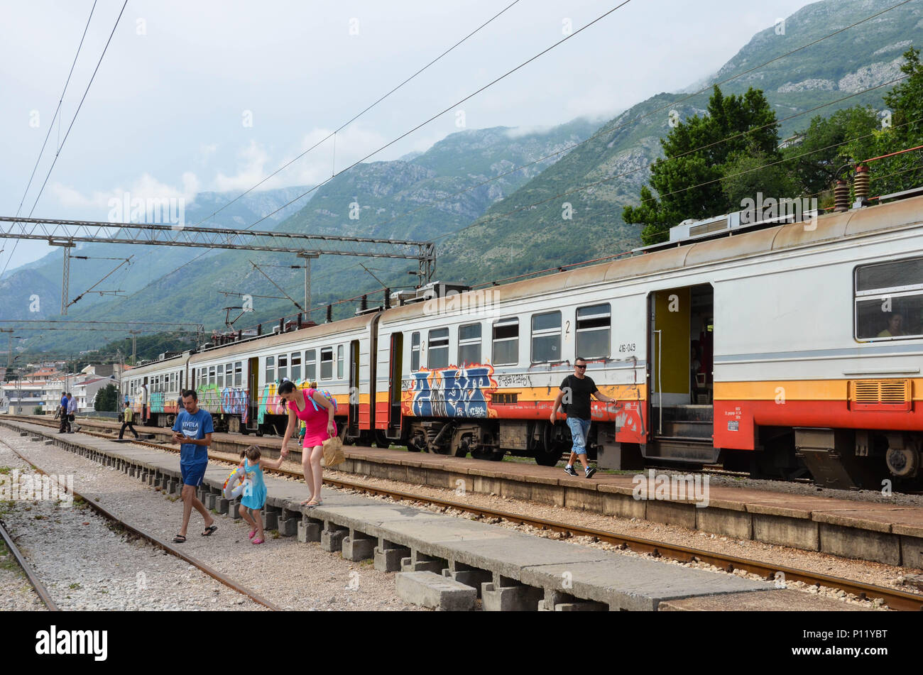 In treno la stazione ferroviaria di Sutomore, Bar comune, Montenegro, Giugno 2018 Foto Stock