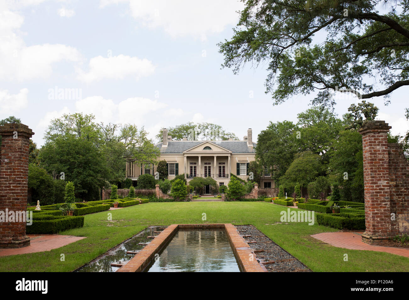 La facciata a sud di Longue Vue House e il tribunale spagnolo giardino a New Orleans, Louisiana. Foto Stock