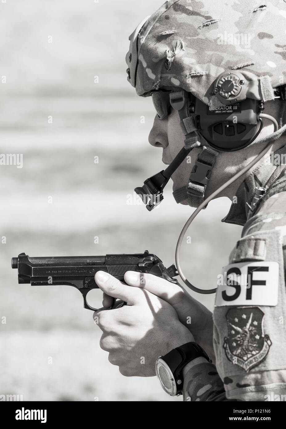 Tech. Sgt. Kyle Douglas, 91 delle forze di sicurezza gruppo NCO in carica della sicurezza fisica, si prepara a fuoco un M9 pistola a Camp Grafton, N.D., 4 maggio 2017. Il Global Strike Team Challenge ha sparato il M9 e M4 in una varietà di posizioni e di situazioni per prepararsi alla concorrenza. Foto Stock