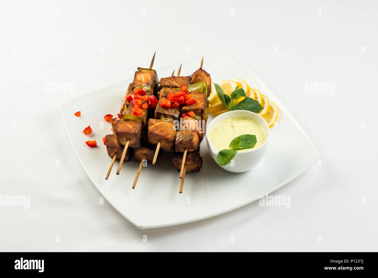 Grigliata di spiedini di salmone e verdure Foto Stock