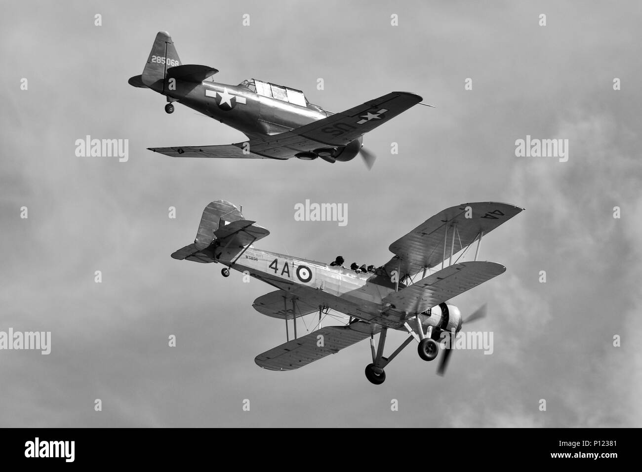 Il più antico sopravvissuto Fairey Swordfish nel mondo gestito dalla Royal Navy volo storico di volare con un North American T-6 Harvard a Shuttleworth Foto Stock