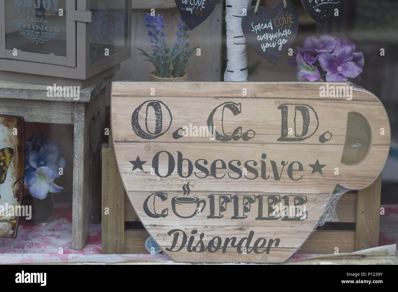 O.C.D ossessivo disturbo di caffè, il gigante di coppa del legno in una finestra del negozio Foto Stock