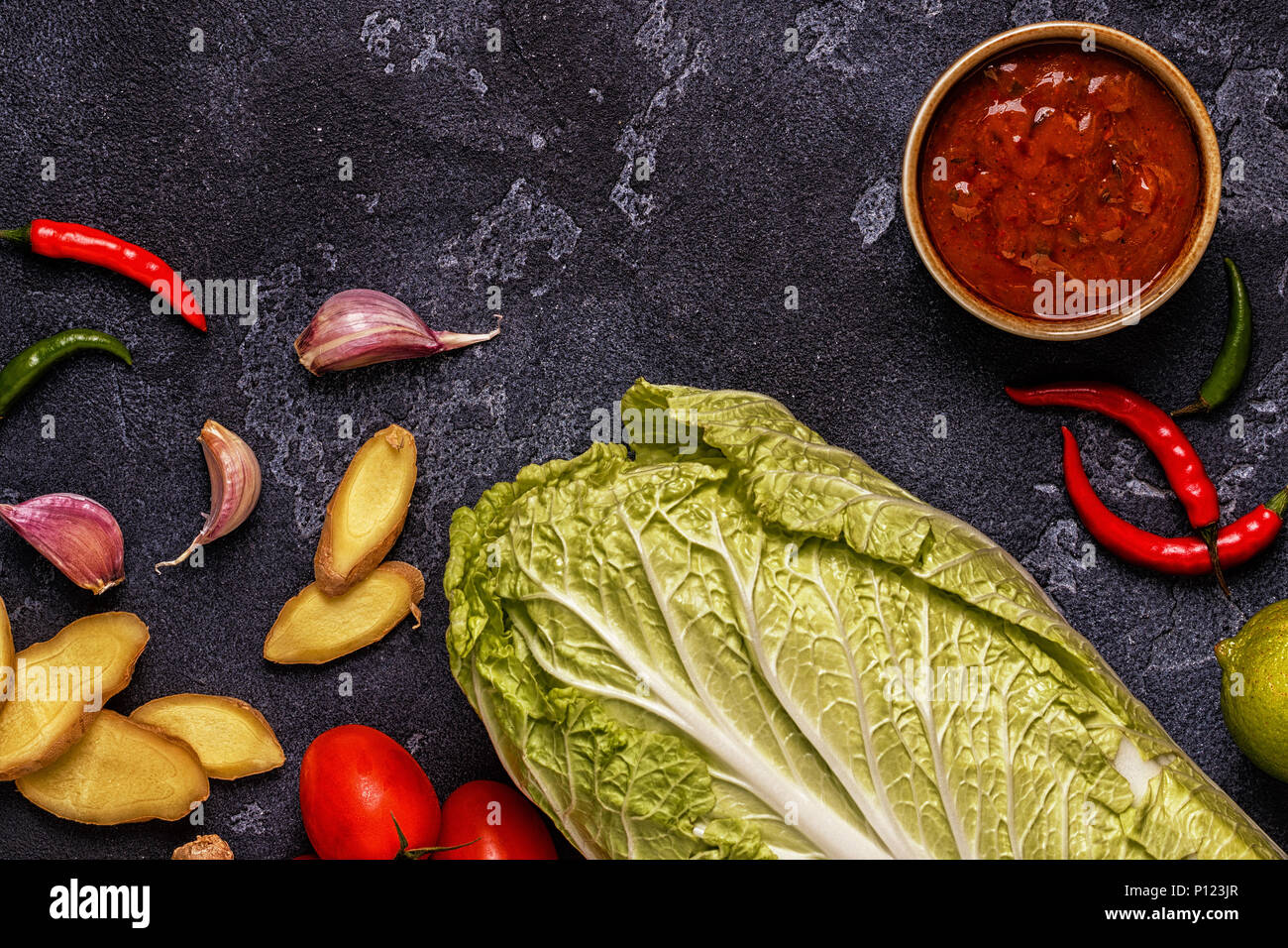 Gli ingredienti della cucina asiatica cibo piccante. Vista superiore, copia dello spazio. Foto Stock
