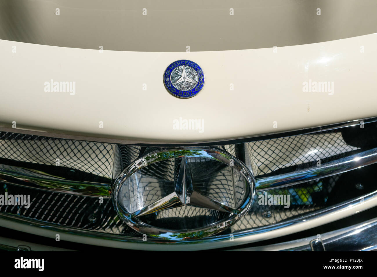 Berlino, Germania - 09 giugno 2018: primo piano della Mercedes Benz logo design / marchio sulla griglia anteriore sul oldtimer auto manifestazione di Berlino, Germania Foto Stock