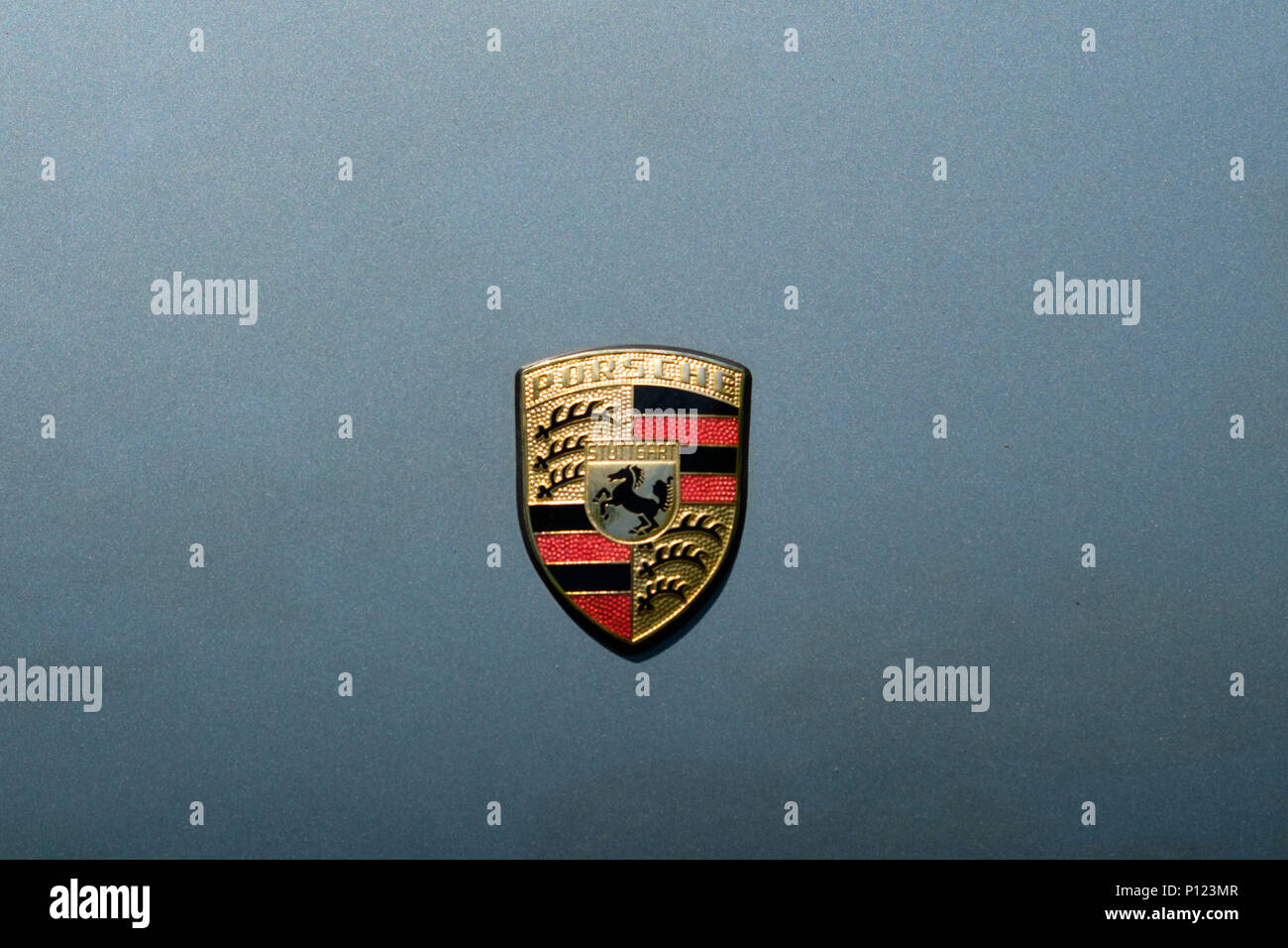 Berlino, Germania - 09 giugno 2018: Closeup della Porsche design del logo / marchio sulla vettura cofano a Oldtimer automobili e auto d'epoca, manifestazione di Berlino, Foto Stock