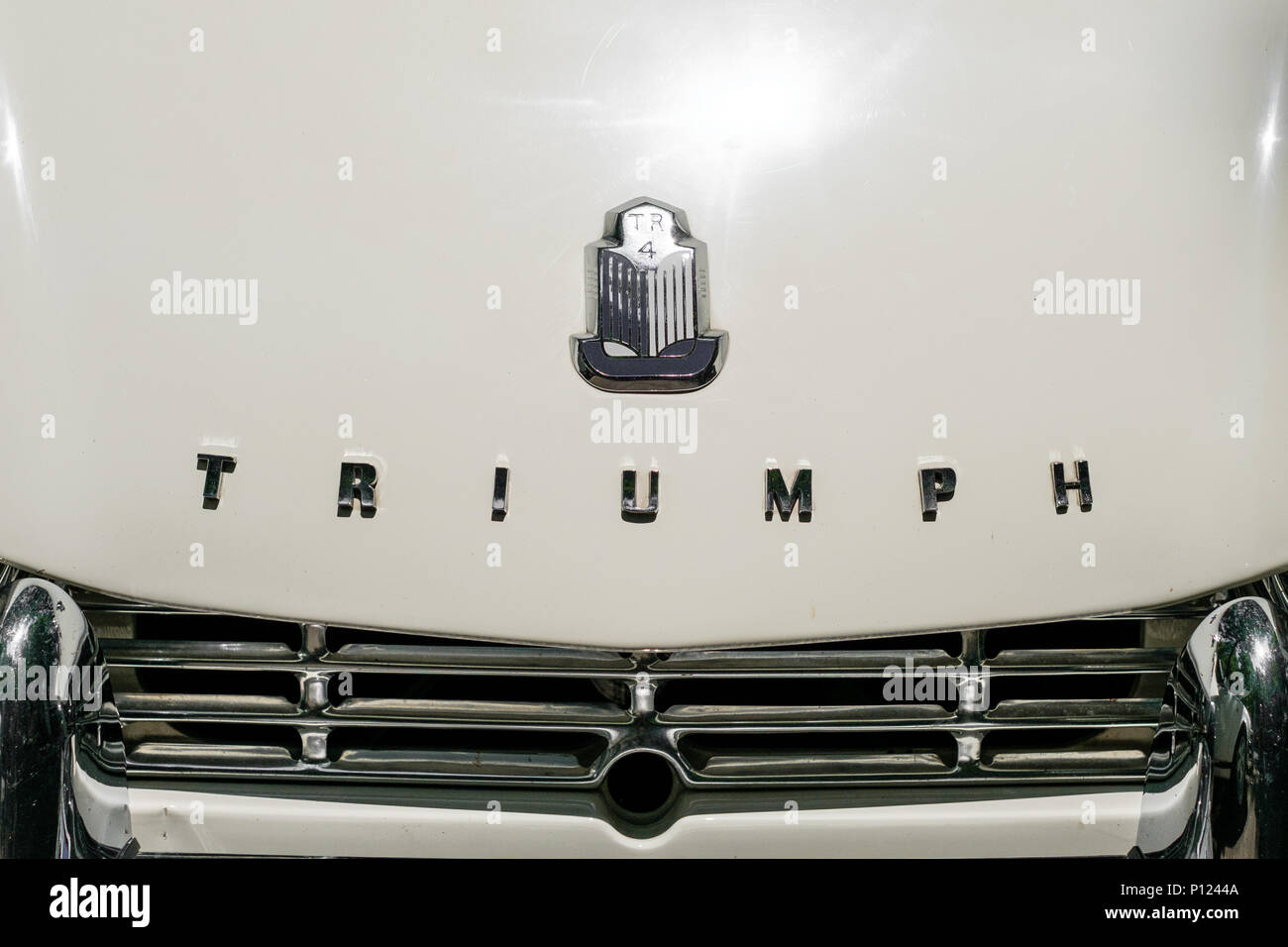 Berlino, Germania - 09 giugno 2018: trionfo logo / marchio sulla vettura sulla griglia anteriore closeup a Oldtimer manifestazione automobilistica a Berlino, Germania Foto Stock