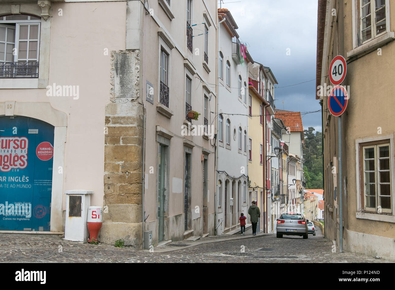 Vista di una strada nella città vecchia di Coimbra, in Portogallo. Foto Stock