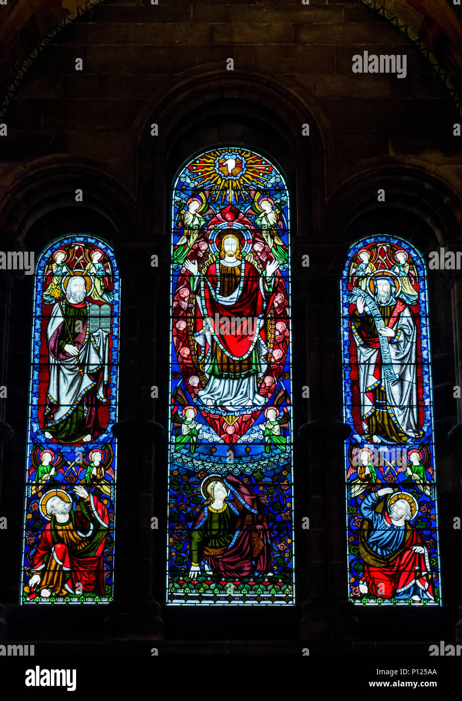 I religiosi le finestre di vetro macchiate, Mansfield Traquair Centre, ex chiesa cattolica apostolica, Edimburgo, Scozia, Regno Unito Foto Stock