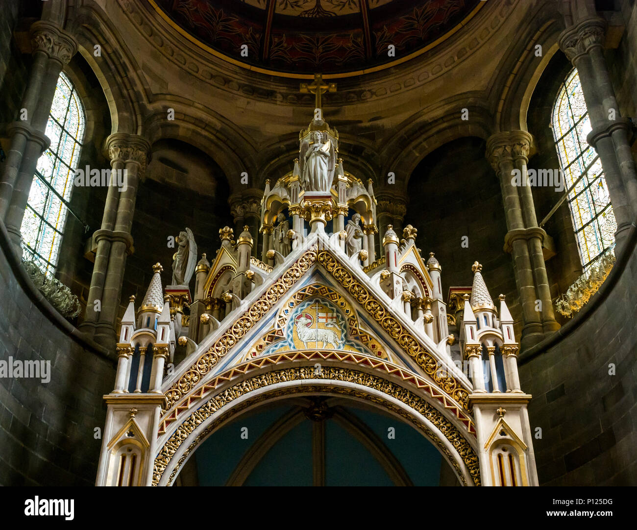 Close up ornato baldacchino oro o ciborio, Mansfield Traquair Centre, Edimburgo, Scozia, Regno Unito Foto Stock