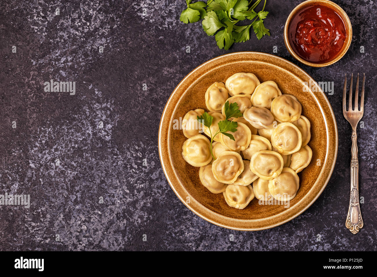 Maker russo Pelmeni, 61 buchi in lega gnocchi in lega di alluminio strumento ravioli manualmente gnocchi di taglieri ravioli per per casa cucina da ristorante (argento