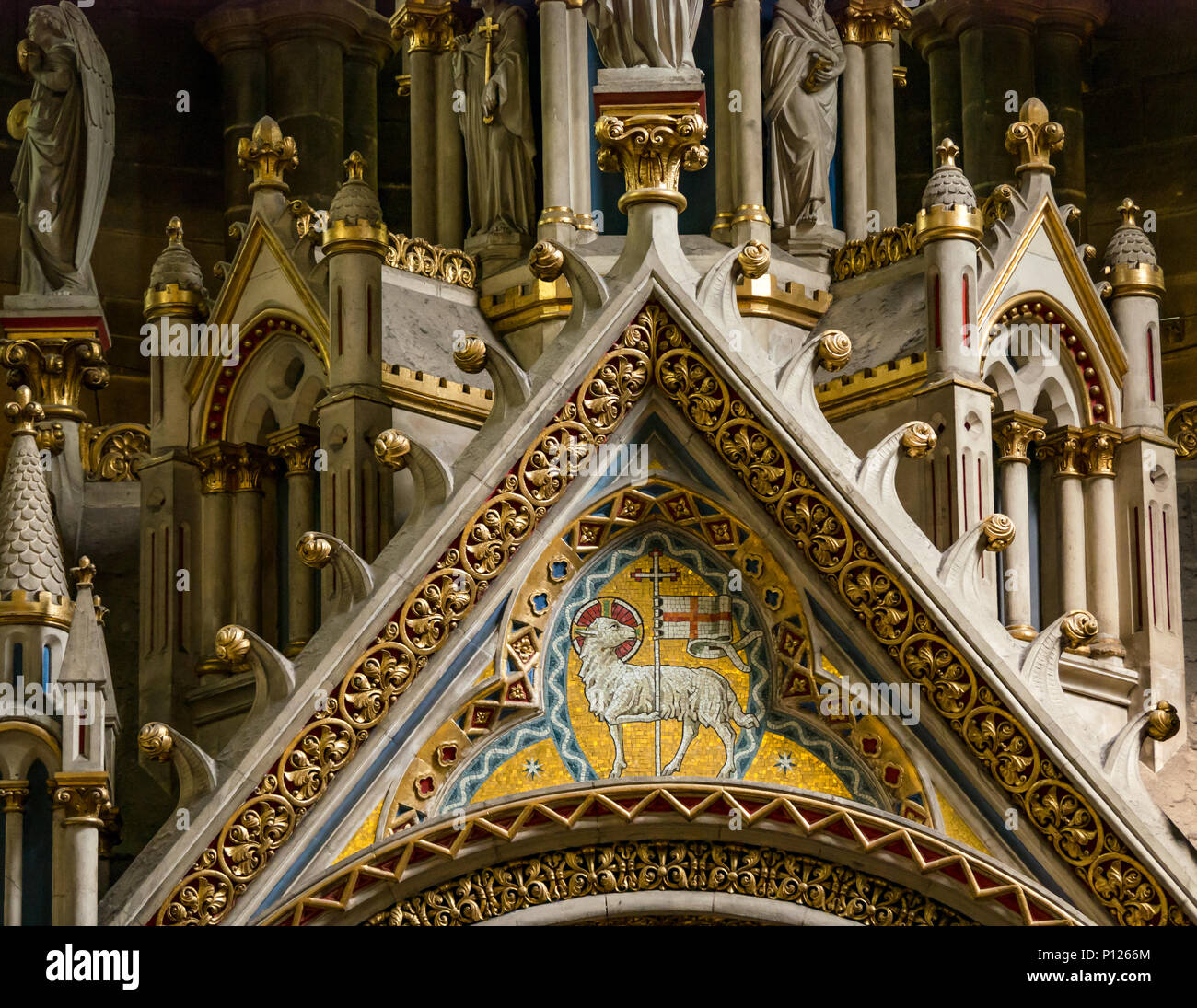 Dettaglio di ornati baldacchino oro o ciborio, Mansfield Traquair Centre, Edimburgo, Scozia, Regno Unito Foto Stock