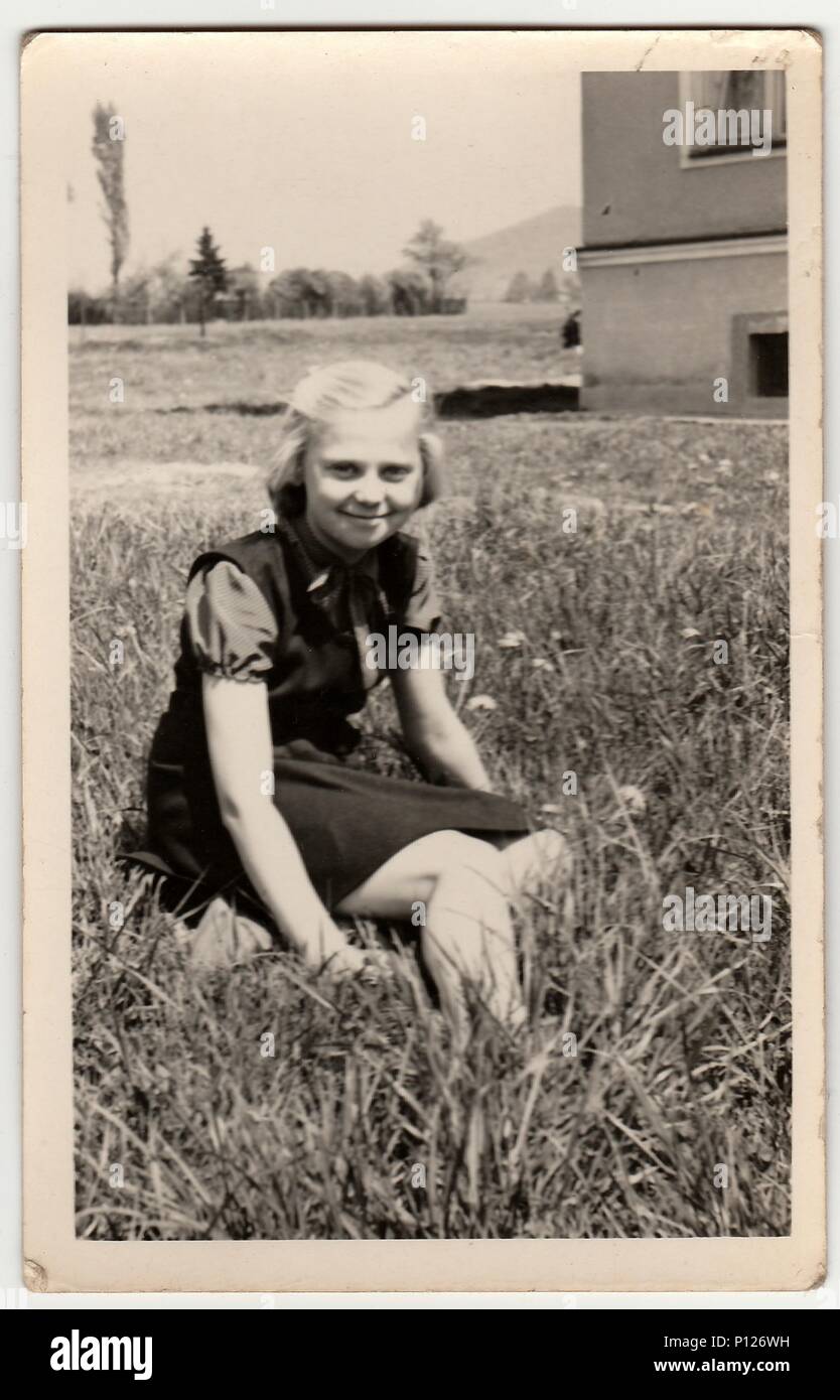 La REPUBBLICA SOCIALISTA CECOSLOVACCA - circa sessanta: Vintage foto mostra la ragazza si siede sull'erba. Foto Stock