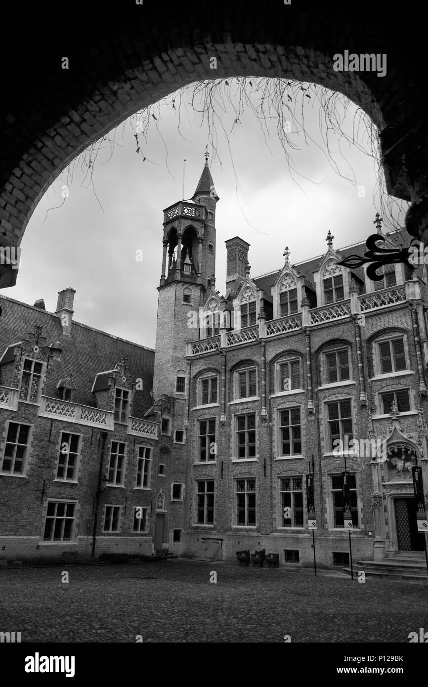 Il Gruuthuse Palace (Paleis van de Heeren van Gruuthuse), Brugge, Belgio, dal maneggio attraverso il cortile: versione in bianco e nero Foto Stock