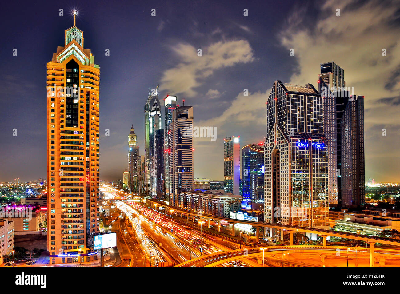 Dubai scena notturna con le luci della città Foto Stock