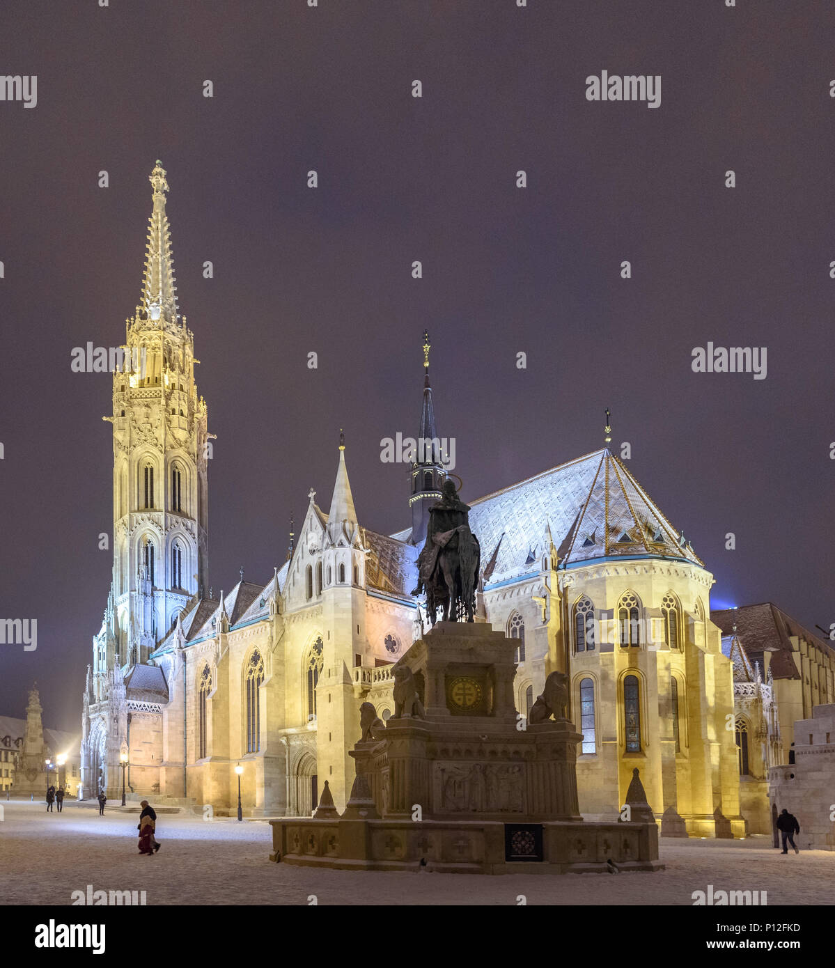 La statua equestre di Santo Stefano guardando la chiesa di San Mattia con la neve Foto Stock