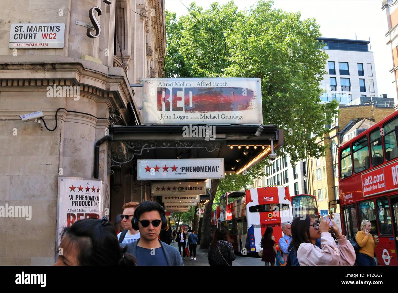 Wyndham's Theatre, St Martin's Court, London, Regno Unito mostra in rosso il gioco con la gente che cammina intorno al sole. Il teatro e la zona di turismo. Foto Stock
