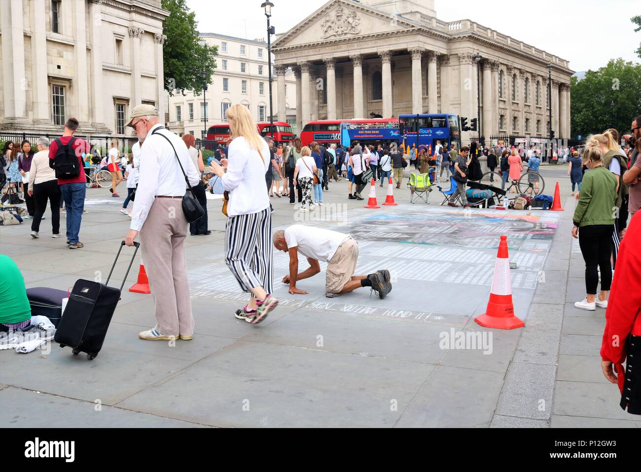 Le persone che si godono il sole a Trafalgar Square, London, Regno Unito Foto Stock