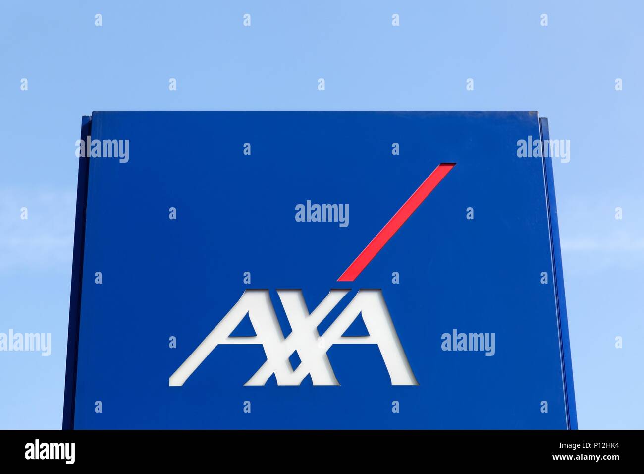 Macon, Francia - 22 Marzo 2016: AXA Assicurazioni logo su un pannello. AXA è una multinazionale francese impresa di assicurazione Foto Stock