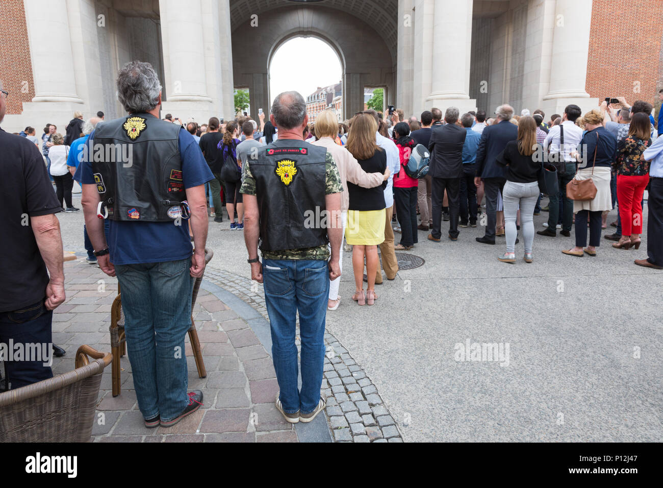 Due biker stand di attenzione durante il Daily menin gate cerimonia, Ypres, Belgio Foto Stock