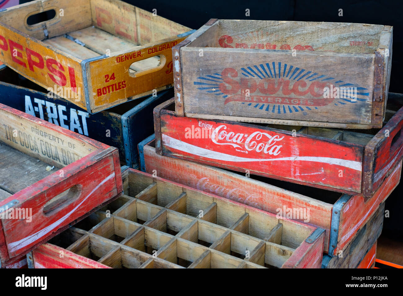 Berlino, Germania - 09 giugno 2018: la Coca Cola e Pepsi logo del marchio sul vecchio vintage boxe / caso per bottlesboxes / caso per bottiglie Foto Stock