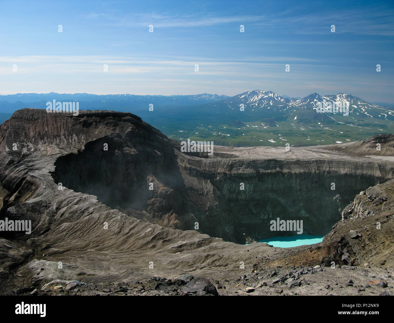Il cratere del lago nel vulcano Gorely alla penisola di Kamchatka, Russia Foto Stock