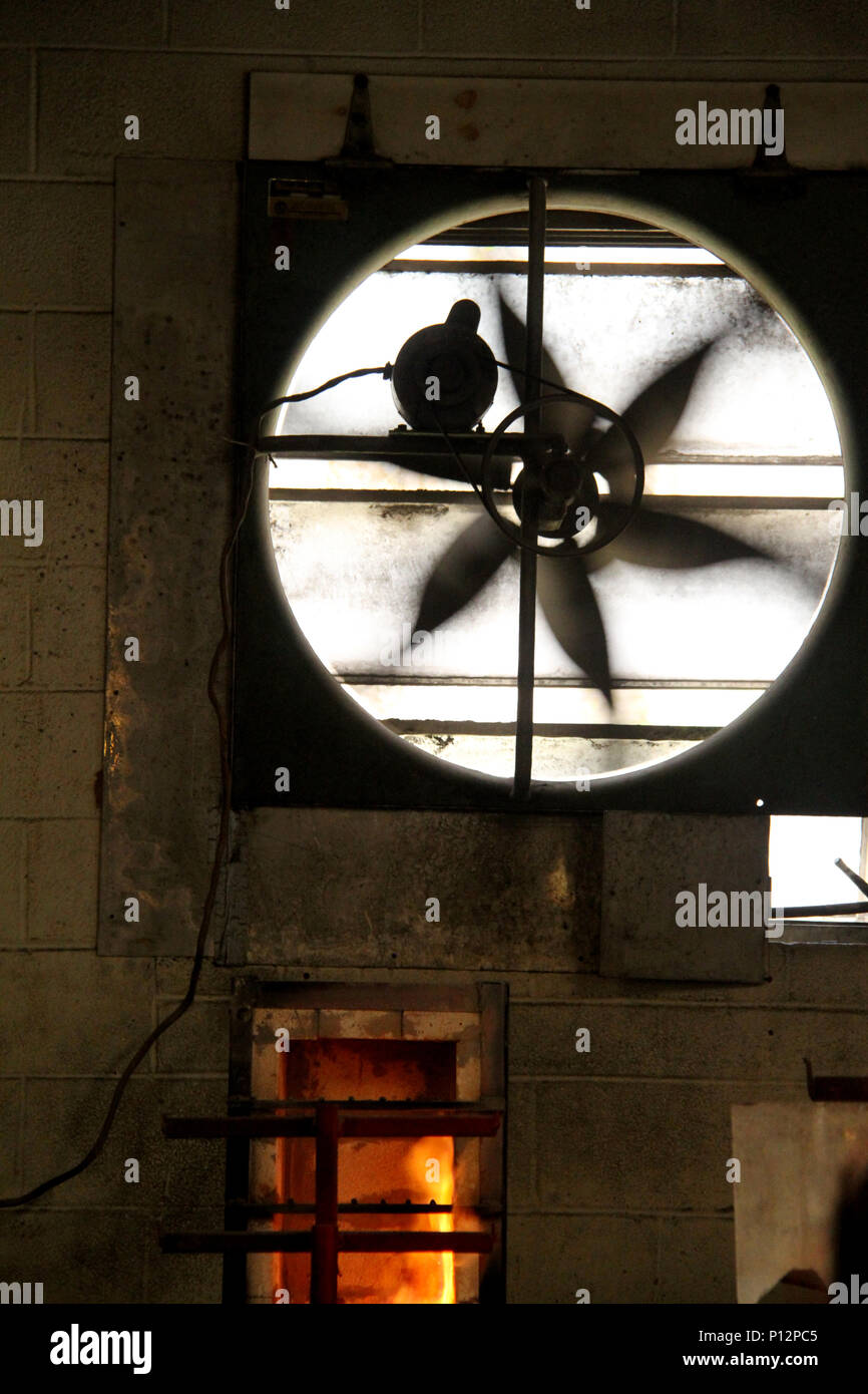 Grande ventilatore industriale lavorando in negozio surriscaldato Foto Stock