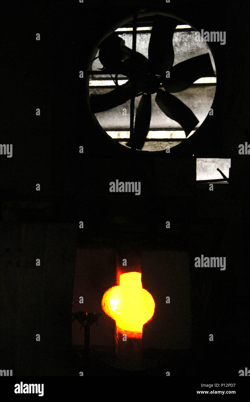 Grande ventilatore industriale lavorando in negozio surriscaldato Foto Stock