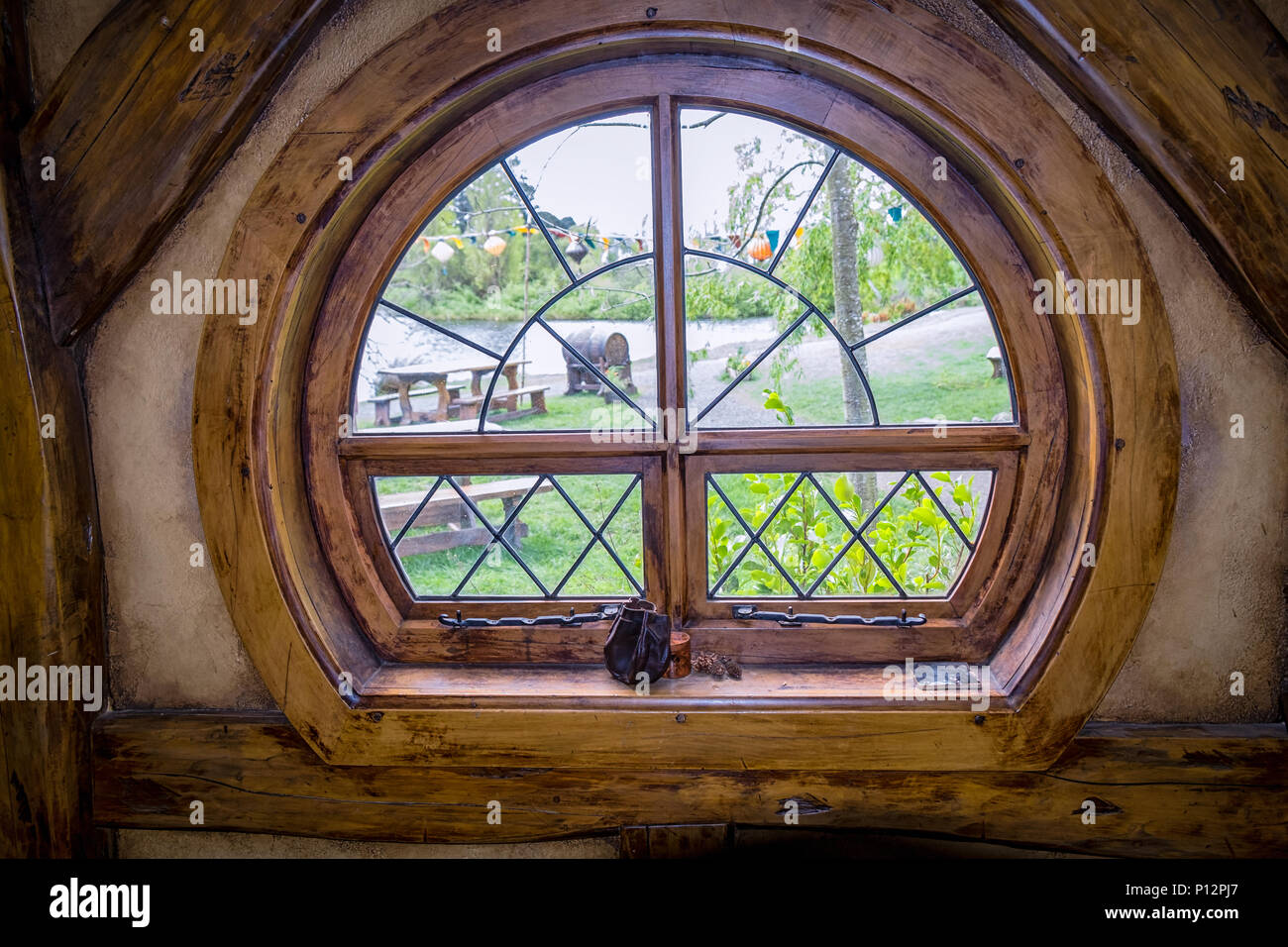 Guardando fuori della finestra dal Green Dragon Inn in Shire in Hobbiton, Hinuera, Matamata, Nuova Zelanda Foto Stock