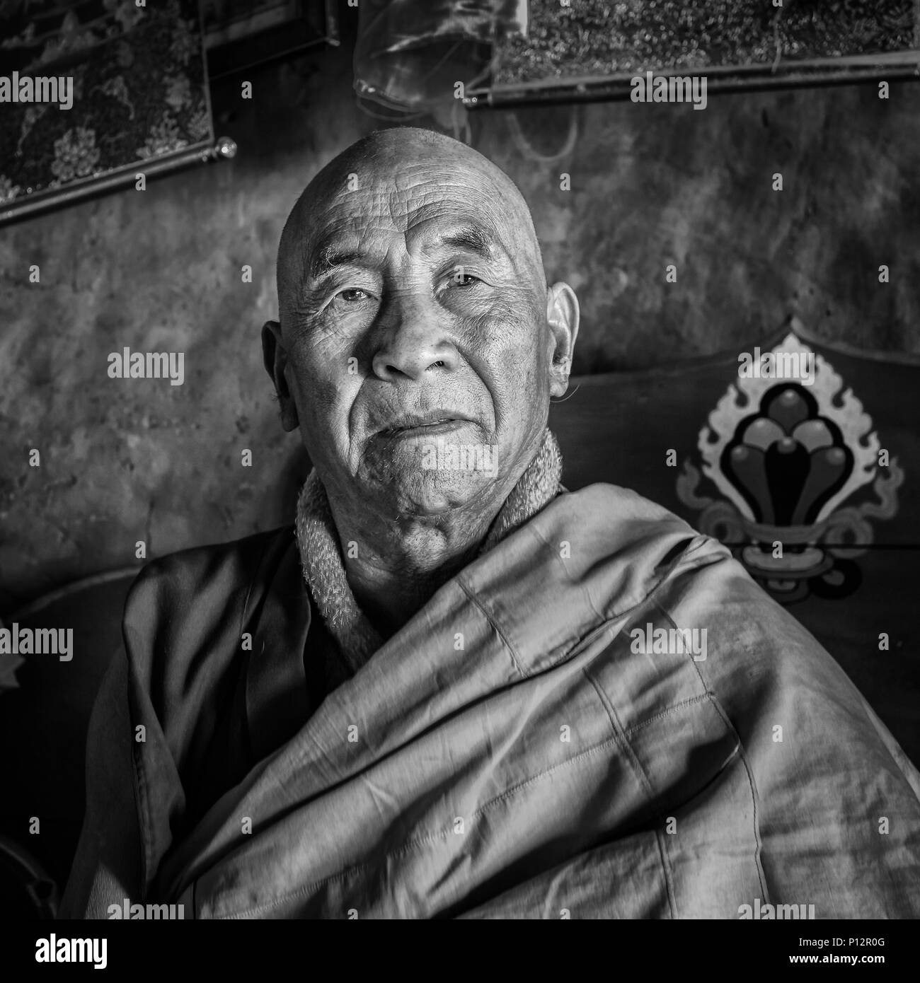 Anziani Monaco di Galden Namgey Lhatse Monastero Tawang, Arunachal Pradesh, India Foto Stock